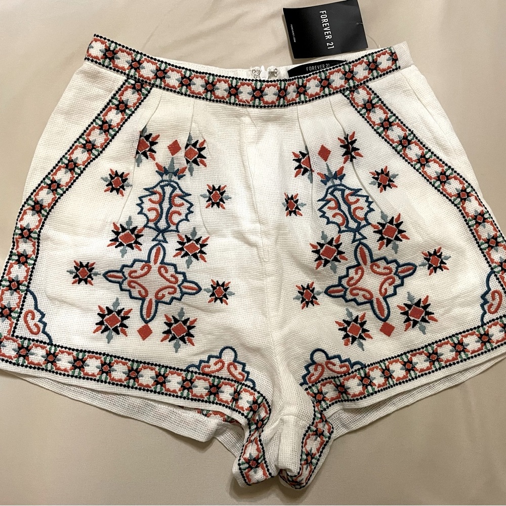 NWT Embroidered Abstract Shorts Size Small